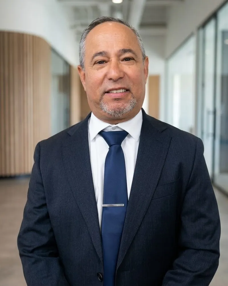 Retrato de William Pérez-Mederos, agente de seguros en Hialeah, Florida